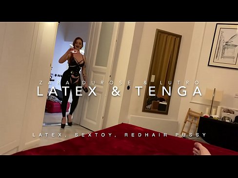 ❤️ Ngoanana e monyane ea nang le hlooho e khubelu ea apereng seaparo sa latex se kentsoeng ke ntate oa bobeli rona ﹏