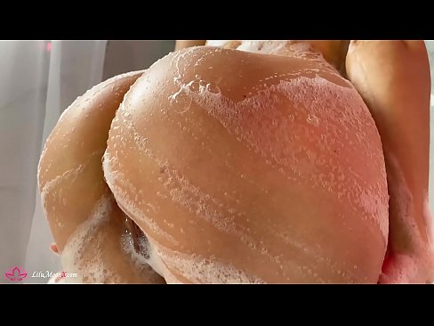 ❤️ Brunette o ipholla litho tsa botona kapa botšehali ho li khotsofatsa Pussy e nang le Vibrator ho ea ho Intense Orgasm in Shower rona ﹏